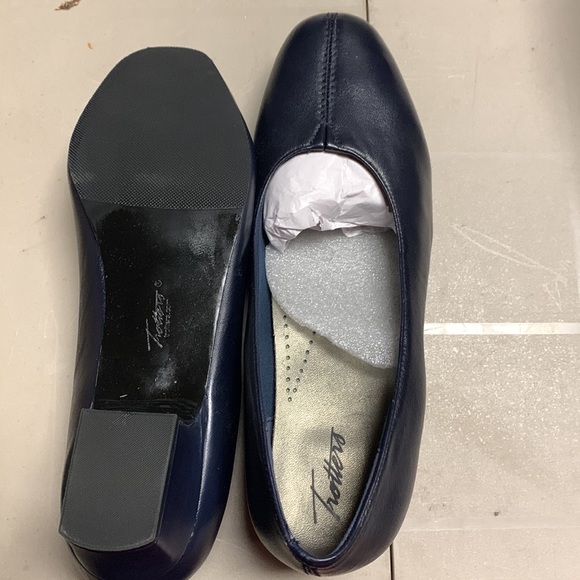 Trotters Doris 1.25” heel. Navy. Woman’s size 12. - Picture 4 of 5